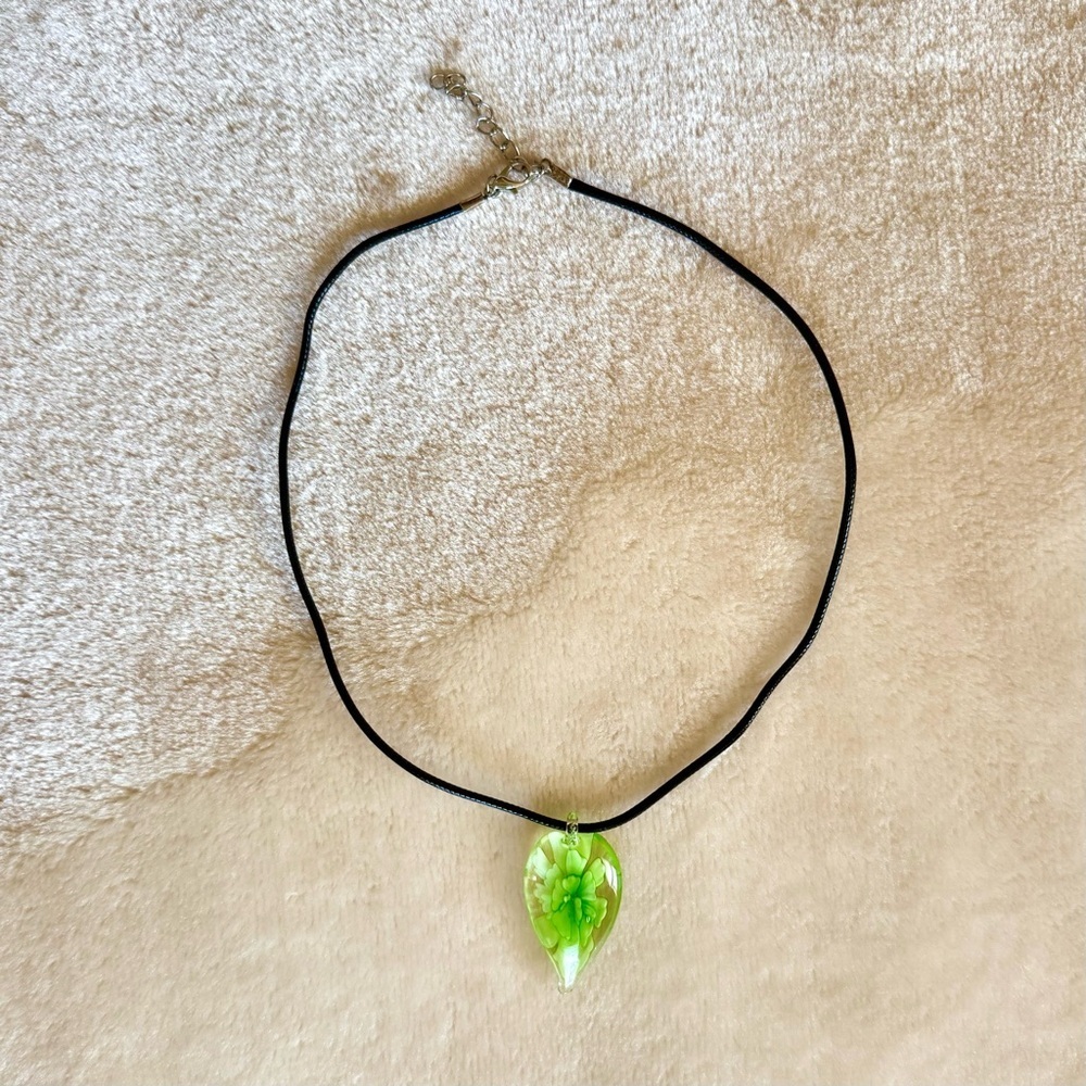 Vintage Green Leaf Glass Pendant Necklace - Picture 2 of 3